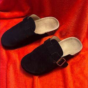 Black Suede women’s  size 38 or 8 Slip-On Shoes NWOT
Never worn.